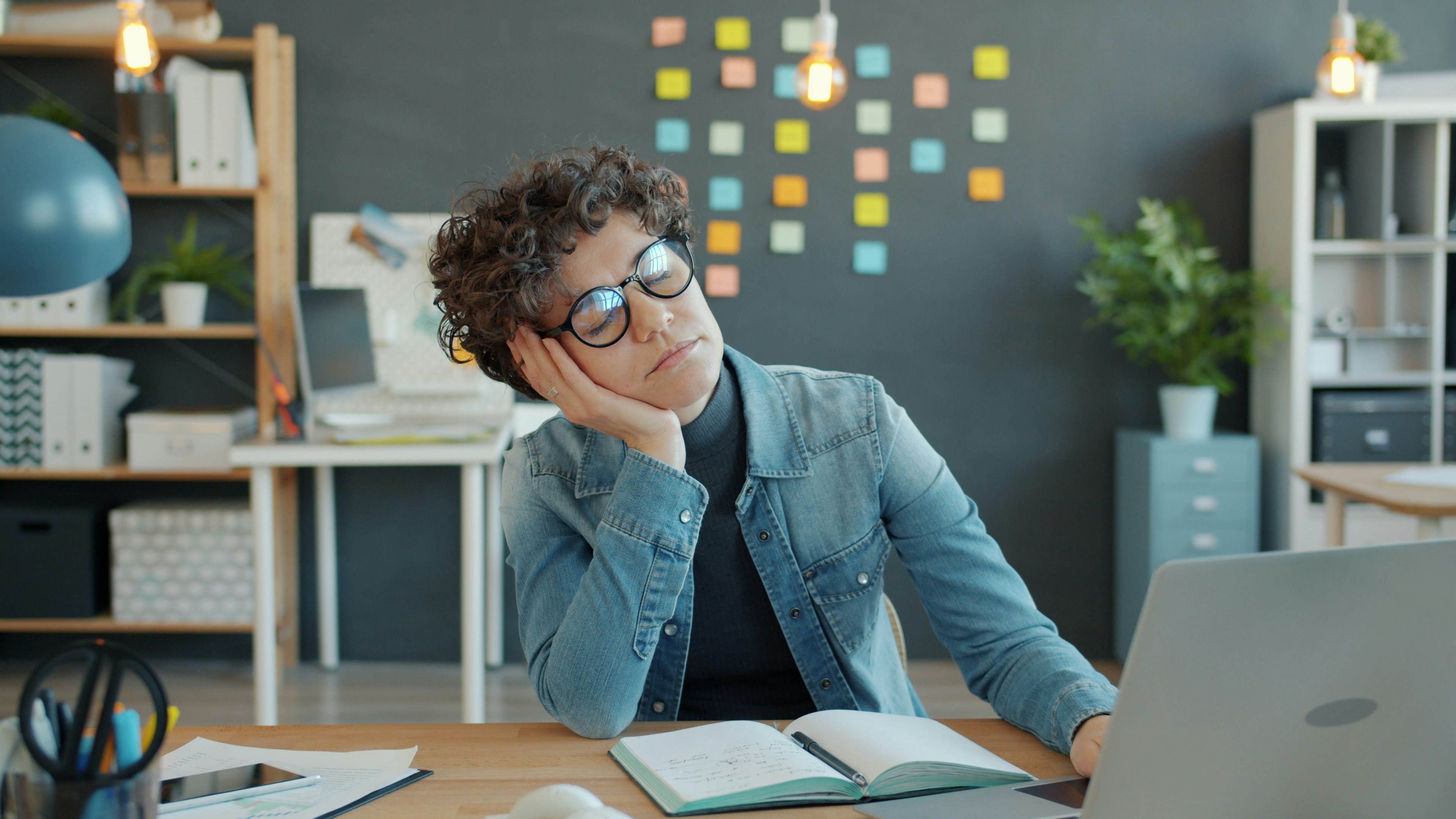 Burnout Guru di Era Pendidikan Modern: Ketika Tuntutan Sistem Mulai Menguras Kesehatan Mental Guru
